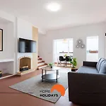 #171 Pateo 2 Flat By Home Holidays